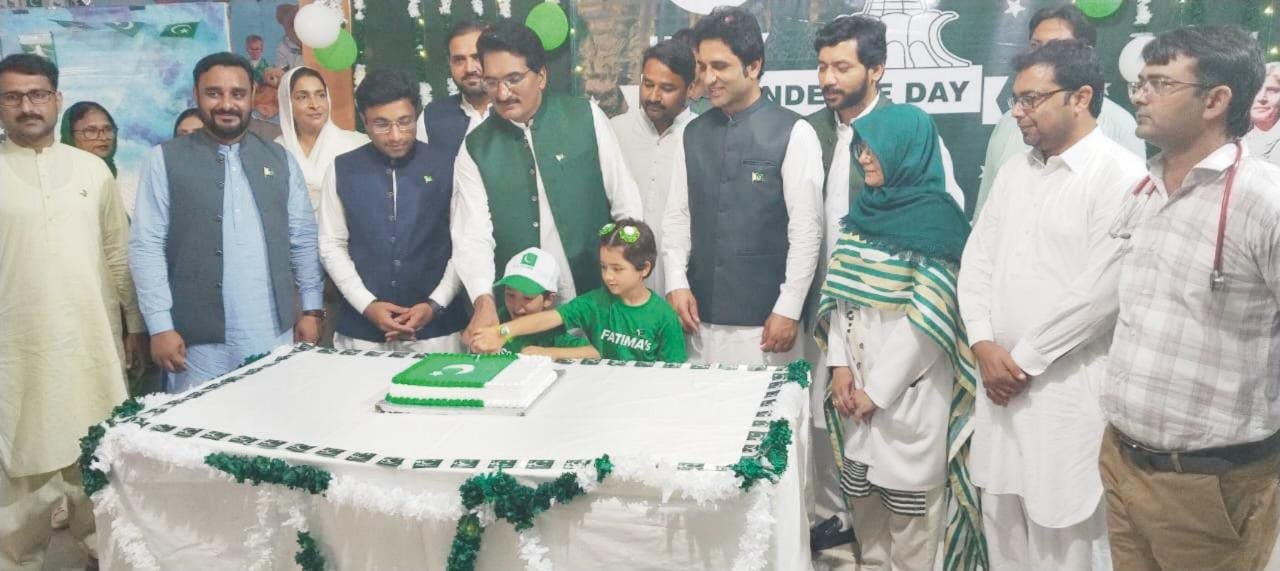 ضلعی انتظامیہ لیہ حکومت پنجاب کی ہدایات کے مطابق ہر طبقہ کے ساتھ مل کر جشنِ آزادی شایان شان طریقے سے منا رہی ہےڈسٹرکٹ ہیڈ کوارٹر ہسپتال میں جشن آزادی کے موقع پر کیک کاٹا