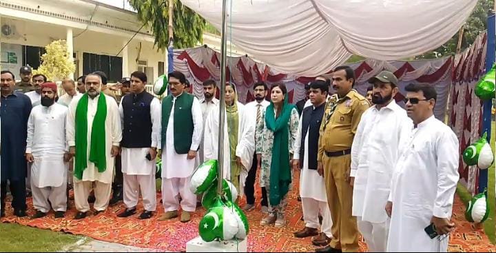 سبز ہلالی پرچم ڈی سی کمپلیکس میں لہرا دیا گیا۔ ڈپٹی کمشنر امیرا بیدار نے پرچم کشائی کی