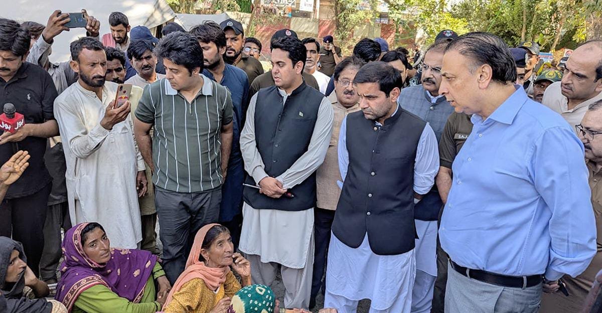 چیف سیکرٹری کاعلی پور کے سیلاب زدہ علاقوں کا دورہ، متاثرین کی امداد و بحالی کی یقین دہانی