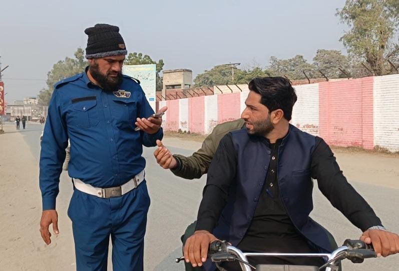 نیم پلیٹ لگائے بنا ٹریفک پولیس اہلکار ڈیوٹی سرانجام دینے لگا