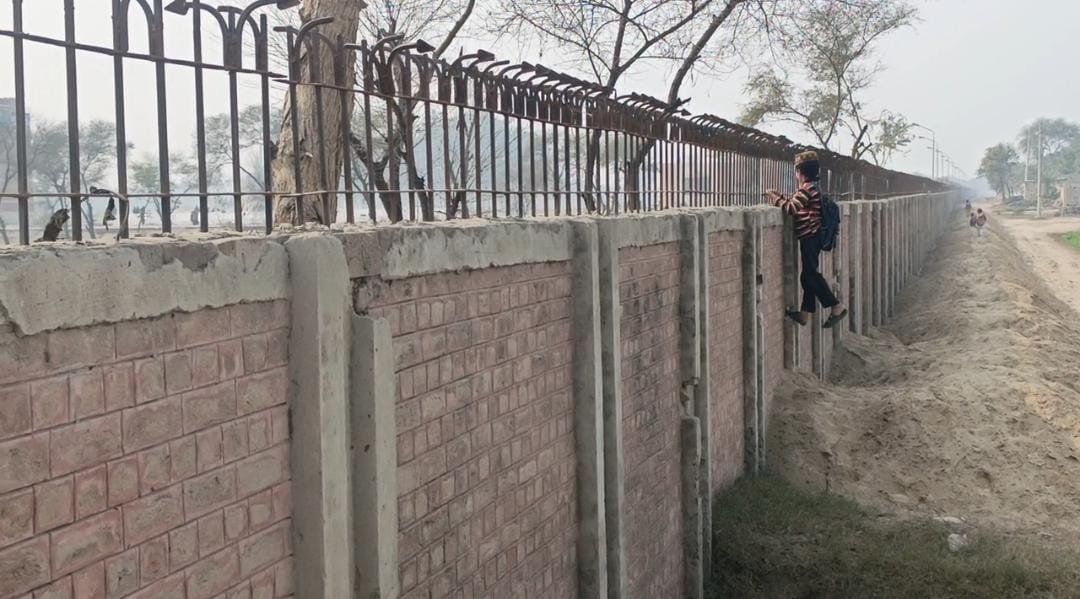 راہگیر پریشان یونیورسٹی انتظامیہ نے راستے پہ مٹی کی ٹرالیاں ڈلوا دیں